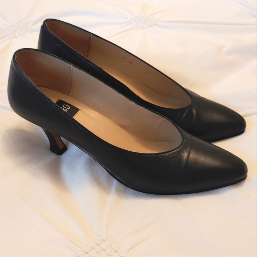 Pegabo vintage navy blue kitten heel closed toe leather pumps. Size 7b